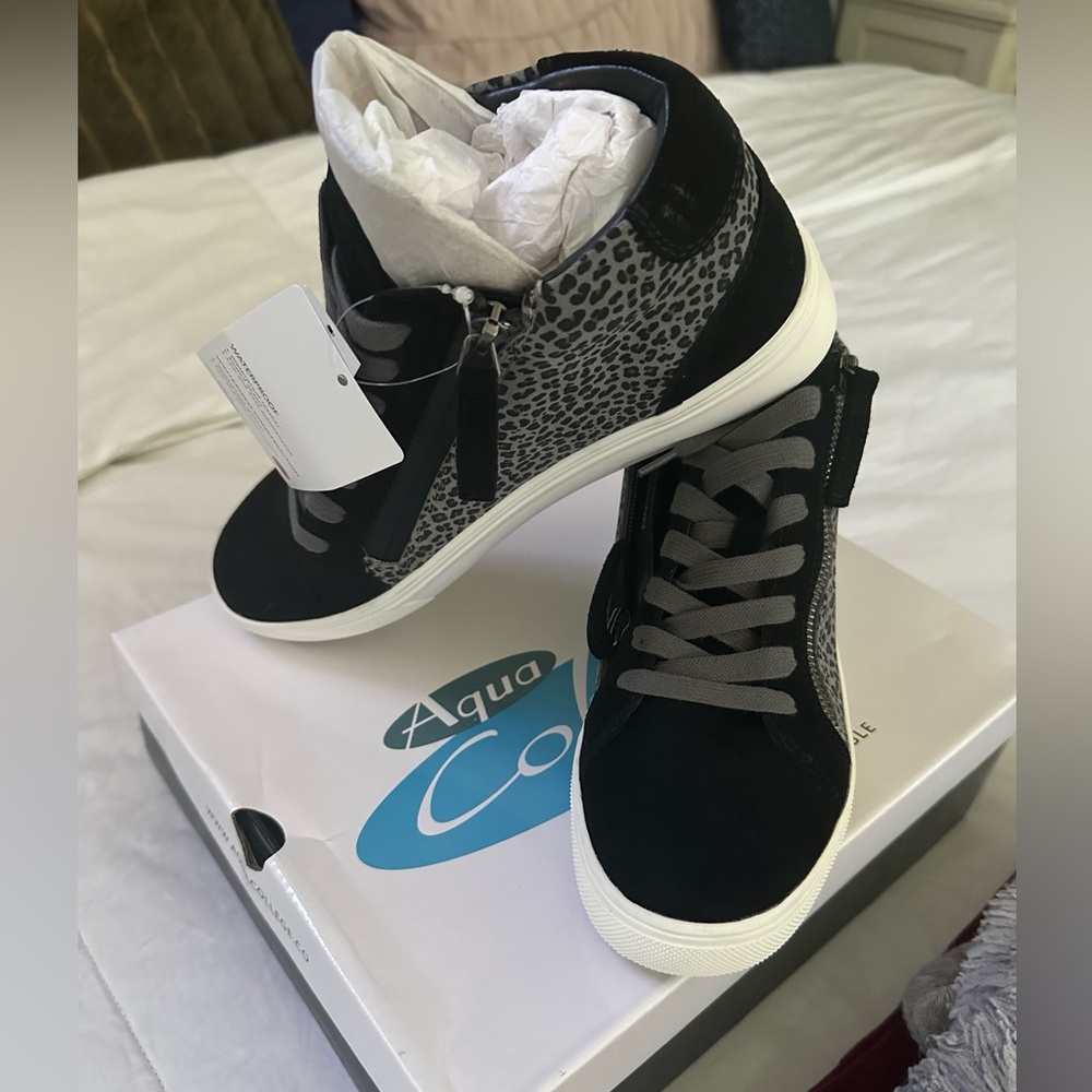 Nwb size 8 Aqua Collage